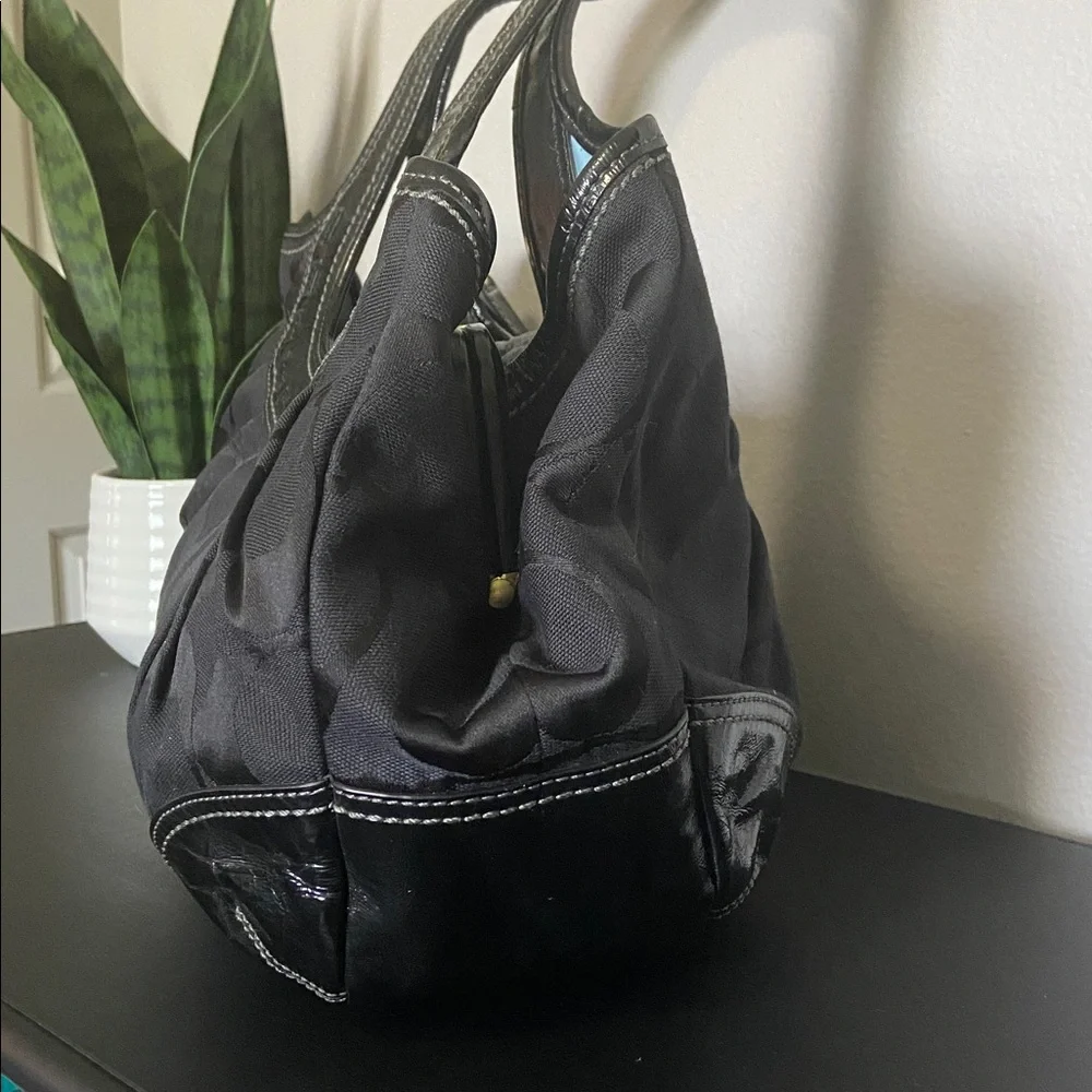 Pristine COACH Classic Black Signature Canvas Ergo Bag with Kiss-lock closure - Picture 7 of 15